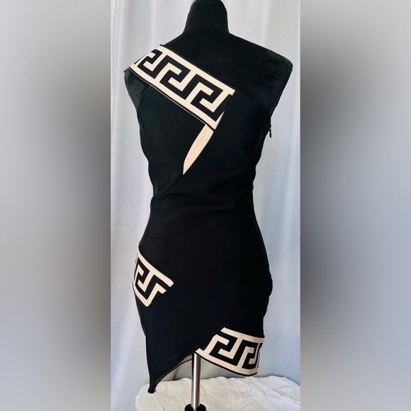 Asymmetrical on shoulder polyester mini dress - Picture 3 of 3